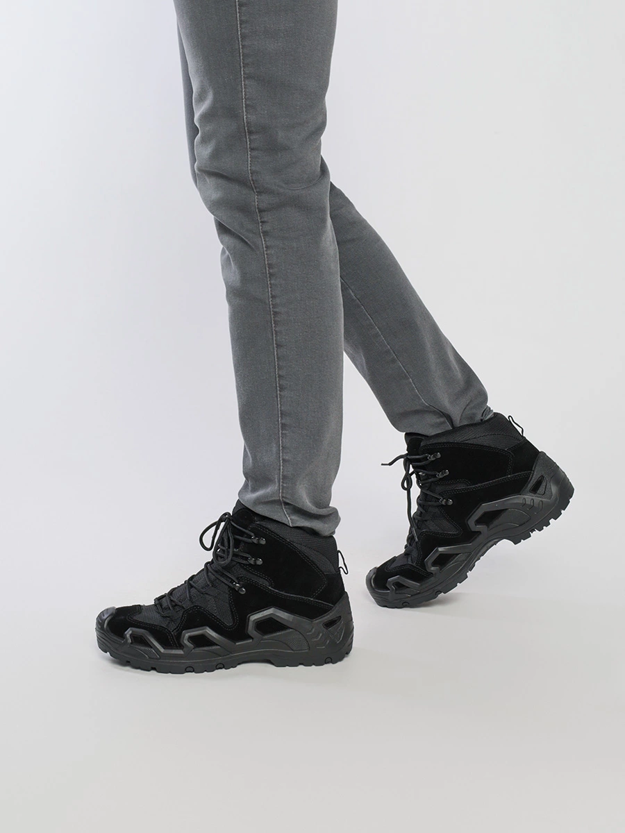 Ботинки черного цвета на объемной подошве